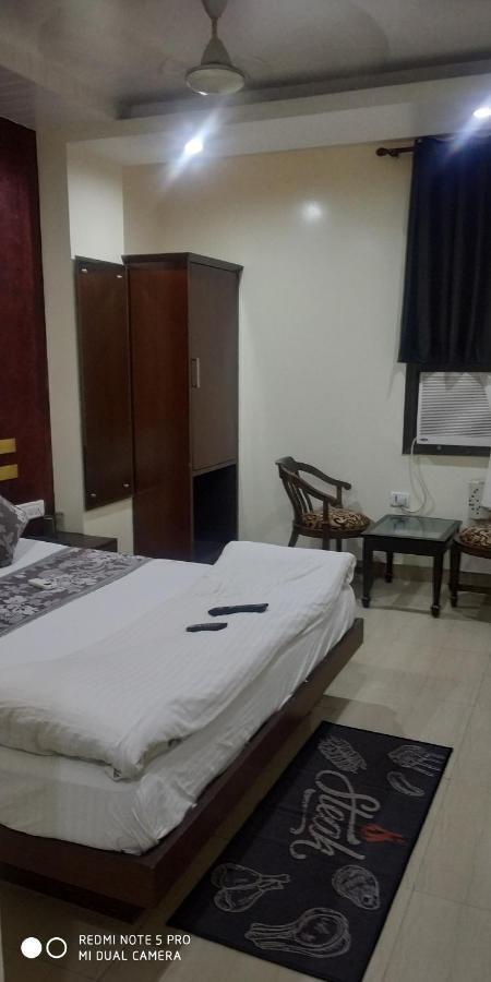Adb Rooms Udhav Palace New Delhi Exterior photo