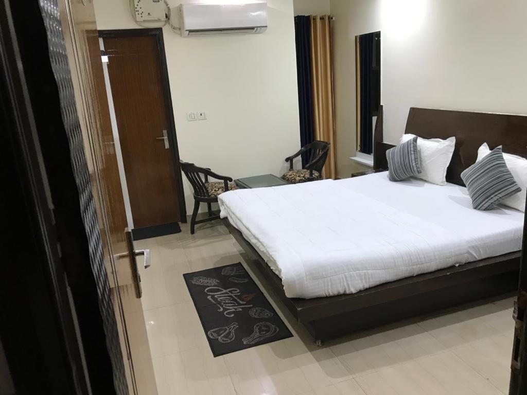 Adb Rooms Udhav Palace New Delhi Exterior photo