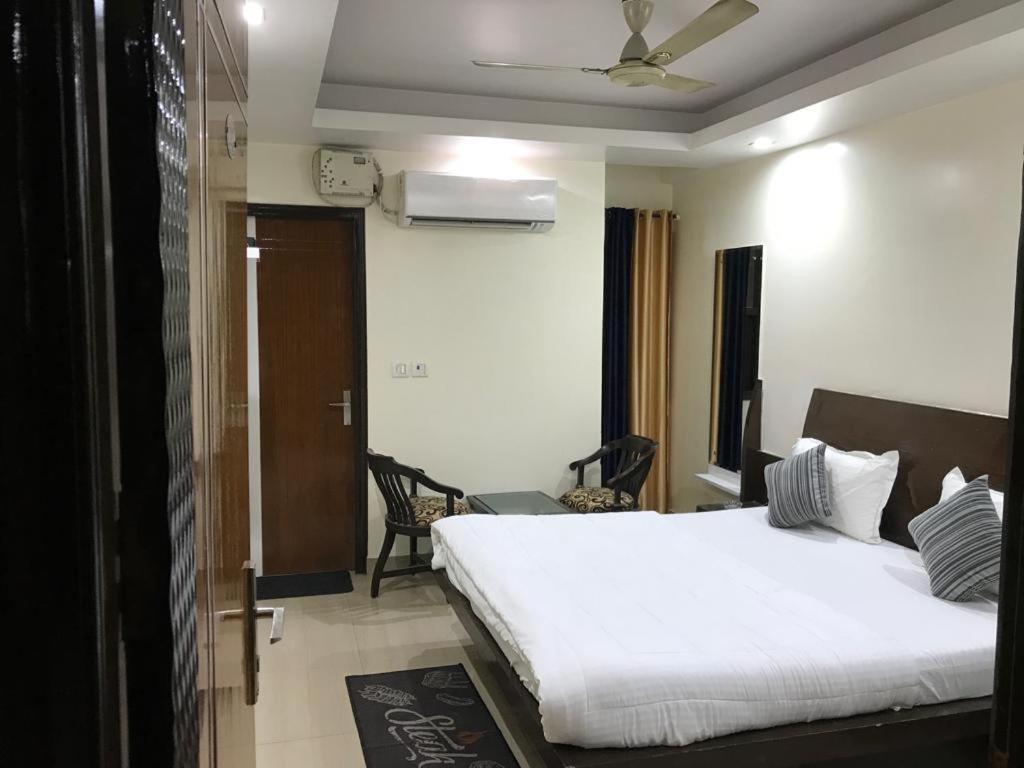 Adb Rooms Udhav Palace New Delhi Exterior photo